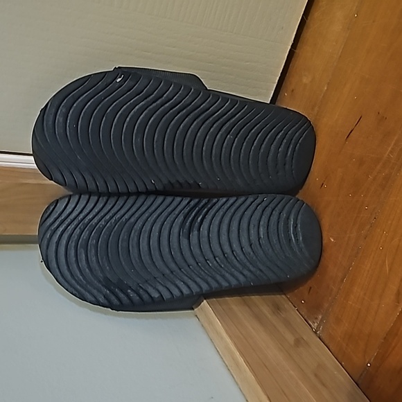 Size 3 Nike slide on flip flops used but still great - Picture 3 of 4